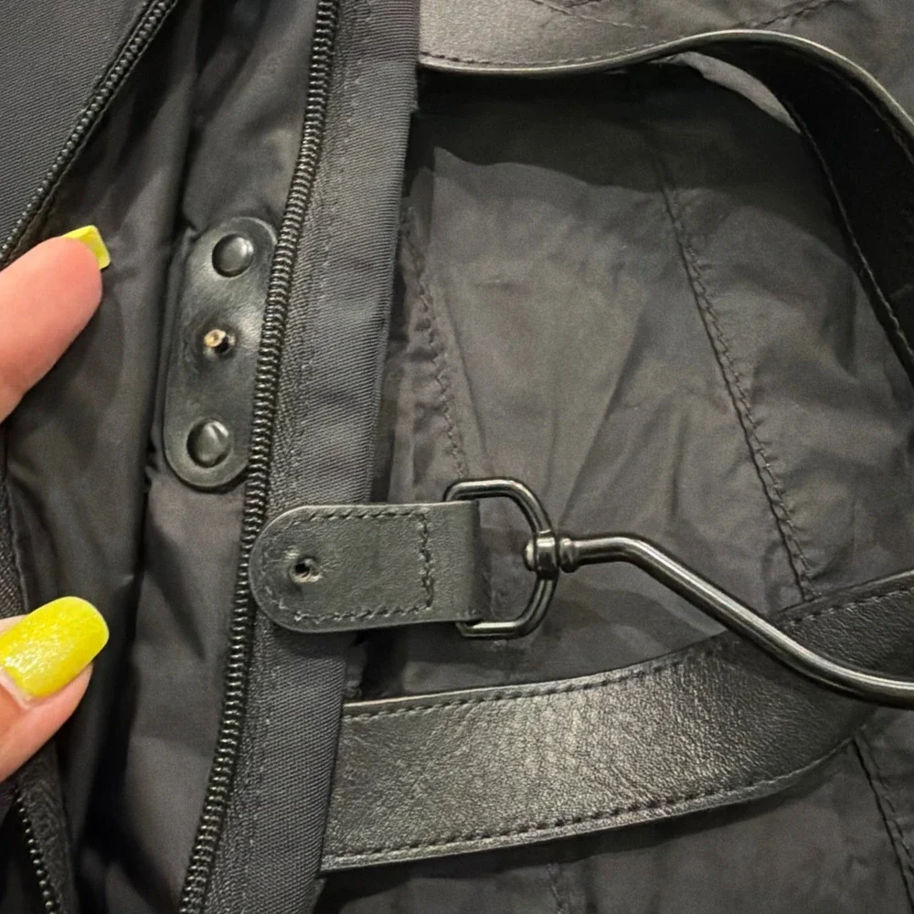 Away garment sleeve